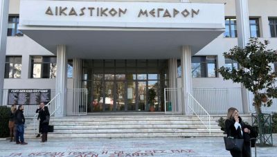 Λιποθύμησε η πρόεδρος της δίκης για τα βίντεο των Τεμπών