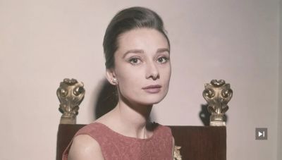 Η Lily Collins μπορεί να γίνει Audrey Hepburn; Ο γιος της θρυλικής σταρ απαντά