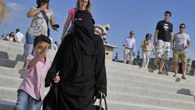 Πλεύρης: Eξετάζουμε το ενδεχόμενο απαγόρευσης της μπούρκας