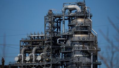 Το Ιράν εντείνει τον ενεργειακό πόλεμο: το πετρέλαιο πάνω από τα 100 δολάρια – Νέα πλήγματα σε τάνκερ και πετρελαϊκές εγκαταστάσεις