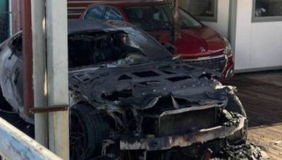 Πάτρα: Έκαψε ΙΧ σε μάντρα αυτοκινήτων με βενζίνη και φωτοβολίδα