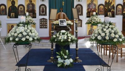 Συγγενείς και φίλοι αποχαιρετούν τον Γιώργο Μαρίνο στο κοιμητήριο της Βούλας