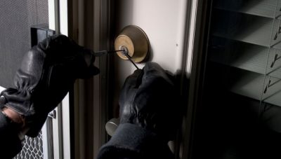 Εξάρχεια: Διαρρήκτες άρπαξαν κοσμήματα αξίας άνω των 120.000 ευρώ