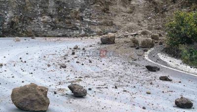 Σαντορίνη: Κατολισθήσεις δημιούργησαν προβλήματα στον δρόμο προς Αθηνιό – Ουρές οχημάτων και αναμονή για επιβάτες