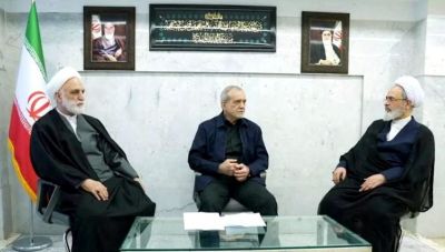 Ιράν: Δημοσίευσε φωτογραφίες της ηγετικής τριανδρίας και από το βομβαρδισμένο σπίτι του Χαμενεΐ