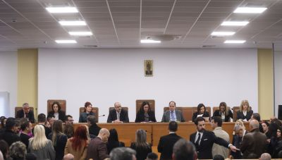 Συνεχείς διακοπές και μεγάλη ένταση στη δίκη για τα Τέμπη-Αντιδρούν οι συνήγοροι για τη χωρητικότητα της αίθουσας, απειλούν με αποχώρηση