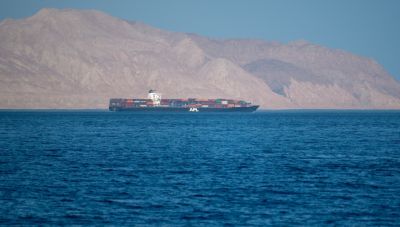 Οι υπηρεσίες ασφαλείας συνιστούν την αναβολή των διελεύσεων πλοίων μέσω των Στενών του Ορμούζ