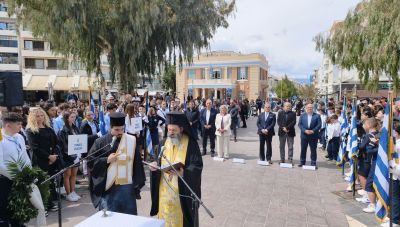 Ηράκλειο: Επιμνημόσυνη δέηση και κατάθεση στεφάνων από μαθητές στο μνημείο του Άγνωστου Στρατιώτη για την εθνική επέτειo