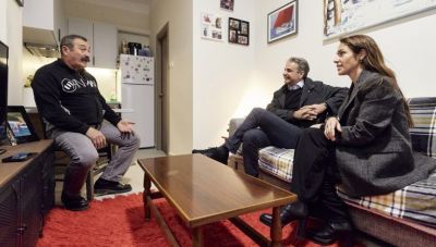Επίσκεψη Μητσοτάκη σε ωφελούμενο κοινωνικής στέγης: «Να βοηθάμε τους ανθρώπους να ξανασταθούν στα πόδια τους»