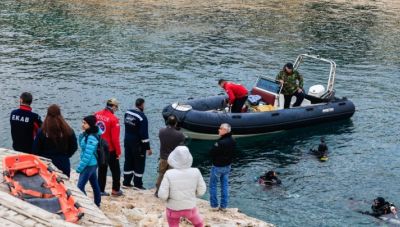 Βρέθηκαν βατραχοπέδιλα και φιάλη οξυγόνου στη Βουλιαγμένη - Συνεχίζονται οι έρευνες για τον δύτη