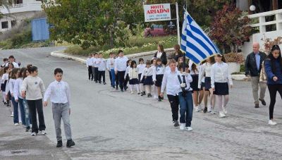 Δήμος Βιάννου: Οι μαθητές παρέλασαν καταχειροκροτούμενοι υπό βροχή, σκορπώντας ρίγη συγκίνησης και υπερηφάνειας (φωτο)