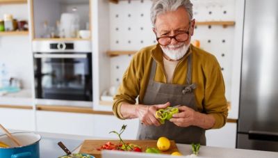 «Φάρμακο» για το μυαλό το μαγείρεμα – Μειώνει τον κίνδυνο άνοιας έως και 30%