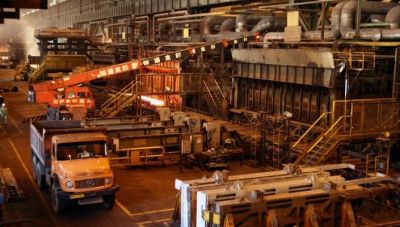 Ιράν: Δύο μεγάλες χαλυβουργίες στόχος σφοδρών βομβαρδισμών