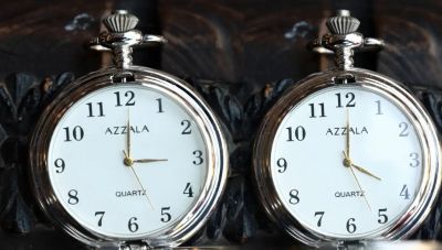 Αλλαγή ώρας 2026: Αυτήν την Κυριακή πάμε τους δείκτες των ρολογιών μας μία ώρα μπροστά