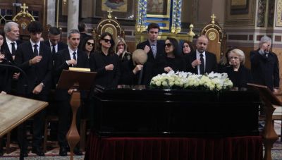 Το τελευταίο αντίο στη Μαρινέλλα: Με πλήθος κόσμου ο αποχαιρετισμός – Δάκρυσε η Χάρις Αλεξίου