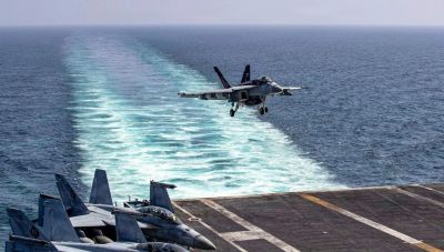 Μέση Ανατολή: Αναφορές για χτύπημα drones στο αεροπλανοφόρο USS Abraham Lincoln