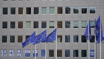 ΕΕ: Περιμένει εξαίρεση από το νέο δασμό 15% του Τραμπ