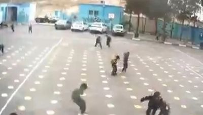 Σοκαριστικό βίντεο - Ιράν: Η στιγμή αμερικανοϊσραηλινής επίθεσης κοντά σε σχολείο αρρένων με ένα παιδί να σκοτώνεται (βίντεο)