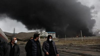 Μαύρος καπνός «πνίγει» την Τεχεράνη μετά τις επιθέσεις σε πετρελαϊκές εγκαταστάσεις - Ανησυχία για την τοξική βροχή
