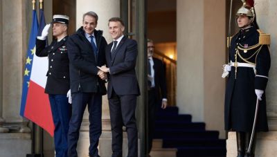 Έκτακτη συνάντηση Μητσοτάκη με Μακρόν τη Δευτέρα στην Κύπρο