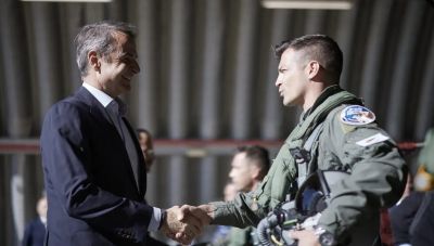Κυριάκος Μητσοτάκης: Τους πιλότους των ελληνικών F-16 στην Κύπρο συνάντησε ο πρωθυπουργός