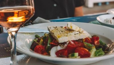 Τι βάζουν πλέον οι Έλληνες στο τραπέζι τους – Λιγότερο κρέας και ελαιόλαδο...
