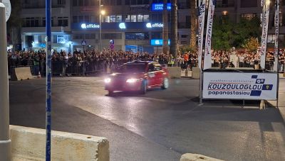 Ηράκλειο: Πλήθος κόσμου στην υπερειδική διαδρομή του 47ου Ράλλυ Κρήτης στο κέντρο της πόλης