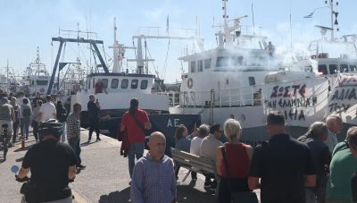 Θεσσαλονίκη: Ημίωρη συμβολική κατάληψη του λιμανιού από αλιείς