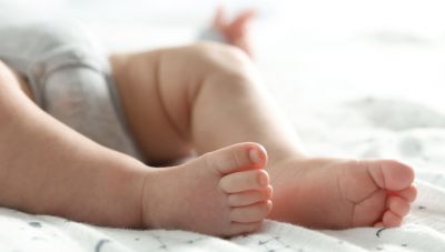 Κυψέλη: Η 38χρονη Γερμανίδα ισχυρίζεται ότι το βρέφος είναι δικό της - Για «πολλή βρωμιά και κλειστές πόρτες» μιλούν οι γείτονες