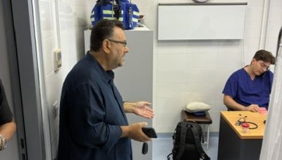 Περιοδεία κλιμακείου του ΚΚΕ με επικεφαλής τον Μανώλη Συντυχάκη στο Νοσοκομείο-ΚΥ Νεάπολης