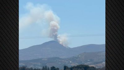Μαίνεται φωτιά στις Λεύκες της Πάρου, σπεύδουν δυνάμεις της πυροσβεστικής από Νάξο και Σύρο