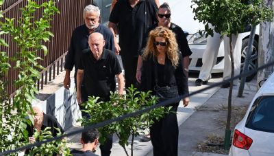 Γιώργος Μαζωνάκης: Λαοθάλασσα στη Νίκαια παρουσία και επωνύμων - Στη 1 μμ η εξόδιος ακολουθία (φωτογραφίες)