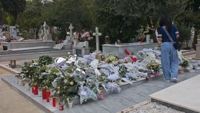 Συνεχίζεται ο αποχαιρετισμός στον Γιώργο Μαζωνάκη -Εκατοντάδες πήγαν στον τάφο του, βουνό τα λουλούδια