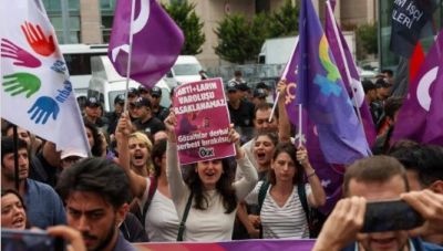 Τουρκία: Τουλάχιστον 150 νέες συλλήψεις κατά τη διάρκεια διαδήλωσης για τις διώξεις κατά ατόμων της ΛΟΑΤΚΙ+ κοινότητας