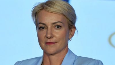 Αλεξάνδρα Σδούκου: Η αναβάθμιση της οικονομίας έχει οφέλη για επιχειρήσεις και πολίτες – Τι είπε για τις δημοσκοπήσεις