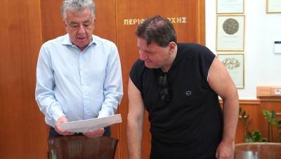 O Σταύρος Αρναουτάκης καλοσώρισε έναν νέο υπαλληλο στην Περιφέρεια Κρήτης