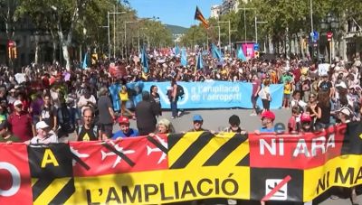 «Δεν θέλουμε άλλους τουρίστες!»: Χιλιάδες στους δρόμους της Ισπανίας κατά της επέκτασης των αεροδρομίων