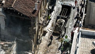 Έκρηξη στην Πλάκα: Στους έξι οι αγνοούμενοι - Σε εξέλιξη η επιχείρηση της Πυροσβεστικής