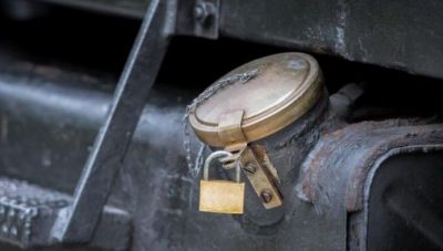 Φρένο στα έσοδα του ΕΦΚ, γκάζι στις εισπράξεις από ΦΠΑ