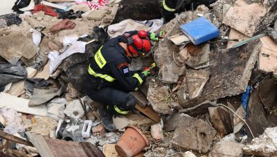 Πλάκα: Καμία καταγγελία για οσμή αερίου πριν από την έκρηξη, εξετάζεται η αλληλουχία των γεγονότων – Η ενημέρωση της Πυροσβεστικής