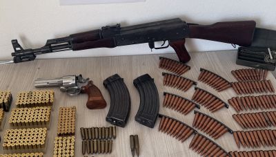 Επιχείρηση στα Βορίζια: Μια σύλληψη και κατάσχεση μίνι... οπλοστασίου που περιελάμβανε και καλάσνικοφ (Φωτο)