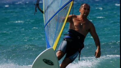 Θλίψη για τον 71χρονο σέρφερ που βρέθηκε νεκρός σε παραλία των Γουβών
