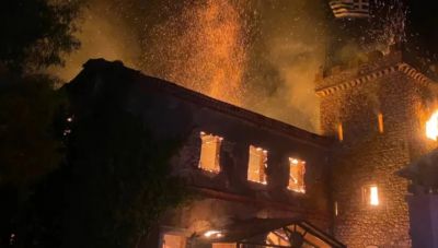 Χωρίς ενεργό μέτωπο η φωτιά στο Achaia Clauss στην Πάτρα -Κάηκε ολοσχερώς η κάβα του οινοποιείου (φωτό)