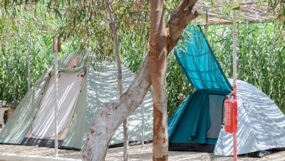 Αποκόρωνας: Εκπαιδευτικός μένει με την 4χρονη κόρη της σε αντίσκηνο γιατί δεν βρίσκει σπίτι