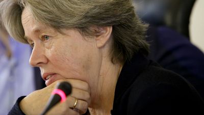 Αθηνά Λινού:  Εμβολιασμοί σε γήπεδα και πάρκινγκ για αποφυγή συνωστισμού