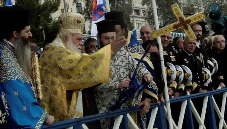 Ιερός πόλεμος για τα Θεοφάνεια: Λειτουργία σε ακτή σχεδιάζει ο Αρχιεπίσκοπος- Τι αποφάσισε η Εκκλησία της Κρήτης