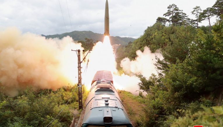 Η Βόρεια Κορέα εκτόξευσε τους βαλλιστικούς πυραύλους μέσα από τρένο  (φωτογραφίες) - Newshub.gr