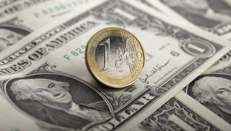 Χαμηλό εικοσαετίας για το ευρώ έναντι του δολαρίου