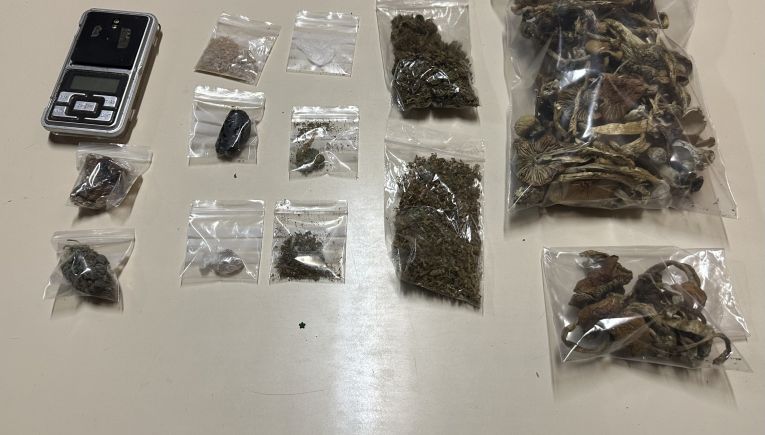 Ρέθυμνο: Χειροπέδες σε δύο για κάνναβη, κοκαΐνη, μεθαμφεταμίνη, παραισθησιογόνα μανιτάρια και ναρκωτικά χάπια
