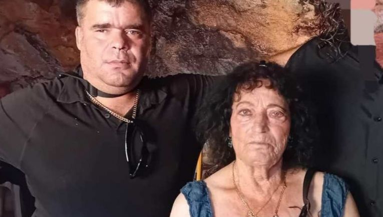 Κρήτη: Η 82χρονη Παρασκιώ και ο 41χρονος Κωστής ανεβαίνουν τα σκαλιά της εκκλησίας